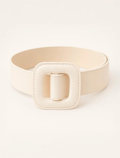 Cinturón de cuero artesanal blanco para mujer de Shido, hebilla cuadrada grande forrada, accesorio de moda en Casa Precis.