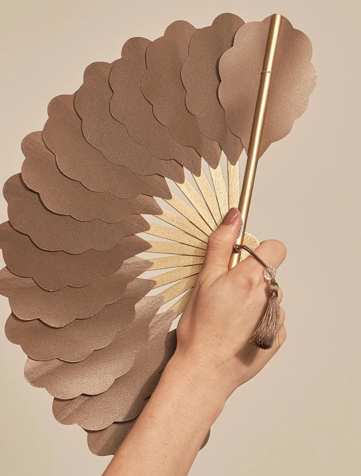 ABANICO ONDAS PEQUEÑO TAUPE