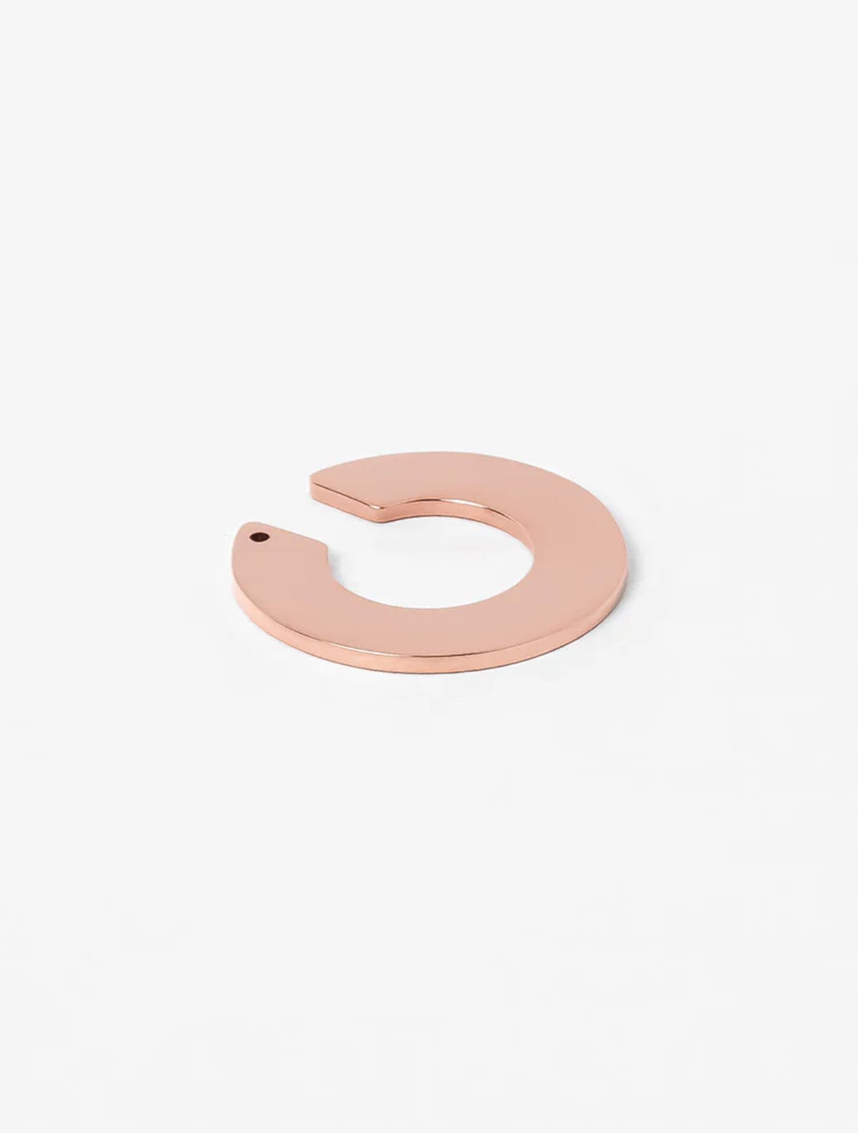 Earcuff Aplos en acrílico rosado con baño de oro para mujer – Sofía Llanos | Casa Precis, Concept Store. Primer plano.