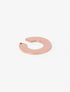 Earcuff Aplos en acrílico rosado con baño de oro para mujer – Sofía Llanos | Casa Precis, Concept Store. Primer plano.