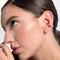 Earcuff Aplos en acrílico rosado con baño de oro para mujer – Sofía Llanos | Casa Precis, Concept Store. Segundo plano.