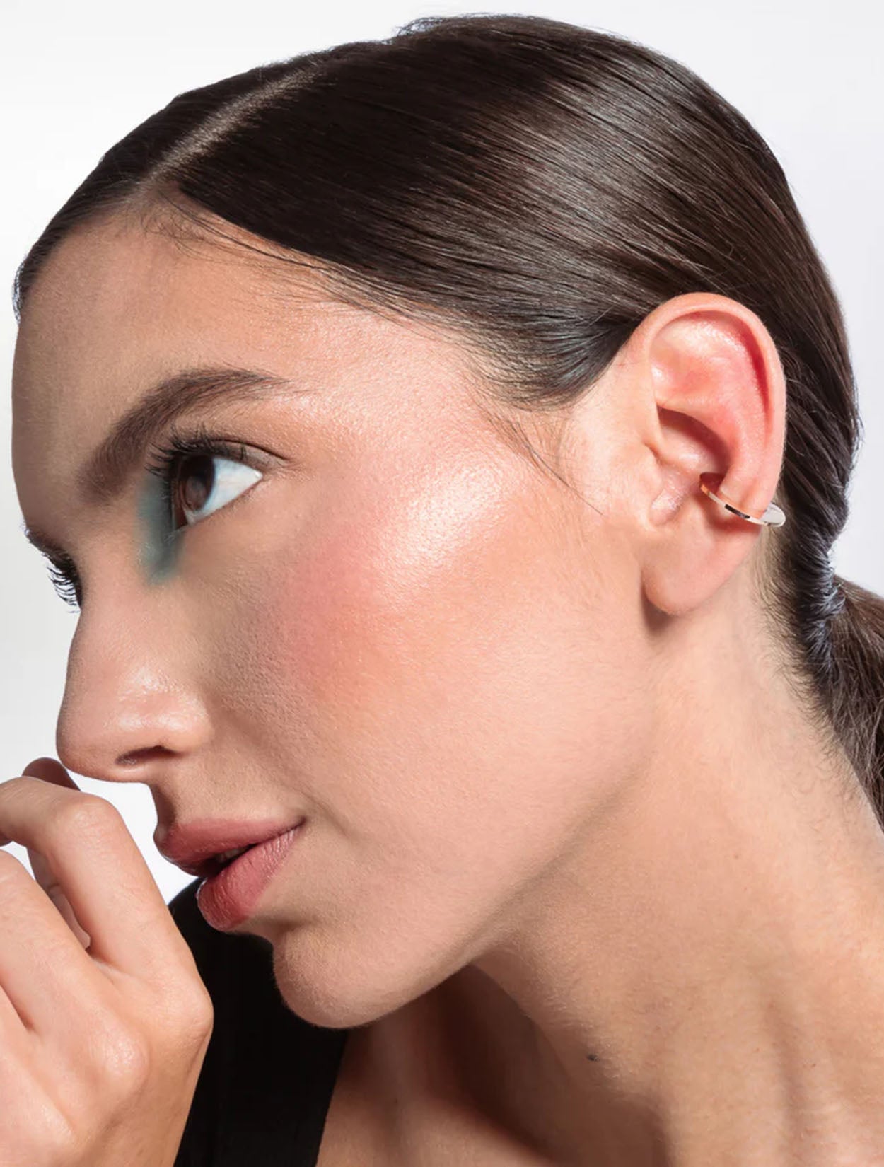 Earcuff Aplos en acrílico rosado con baño de oro para mujer – Sofía Llanos | Casa Precis, Concept Store. Segundo plano.