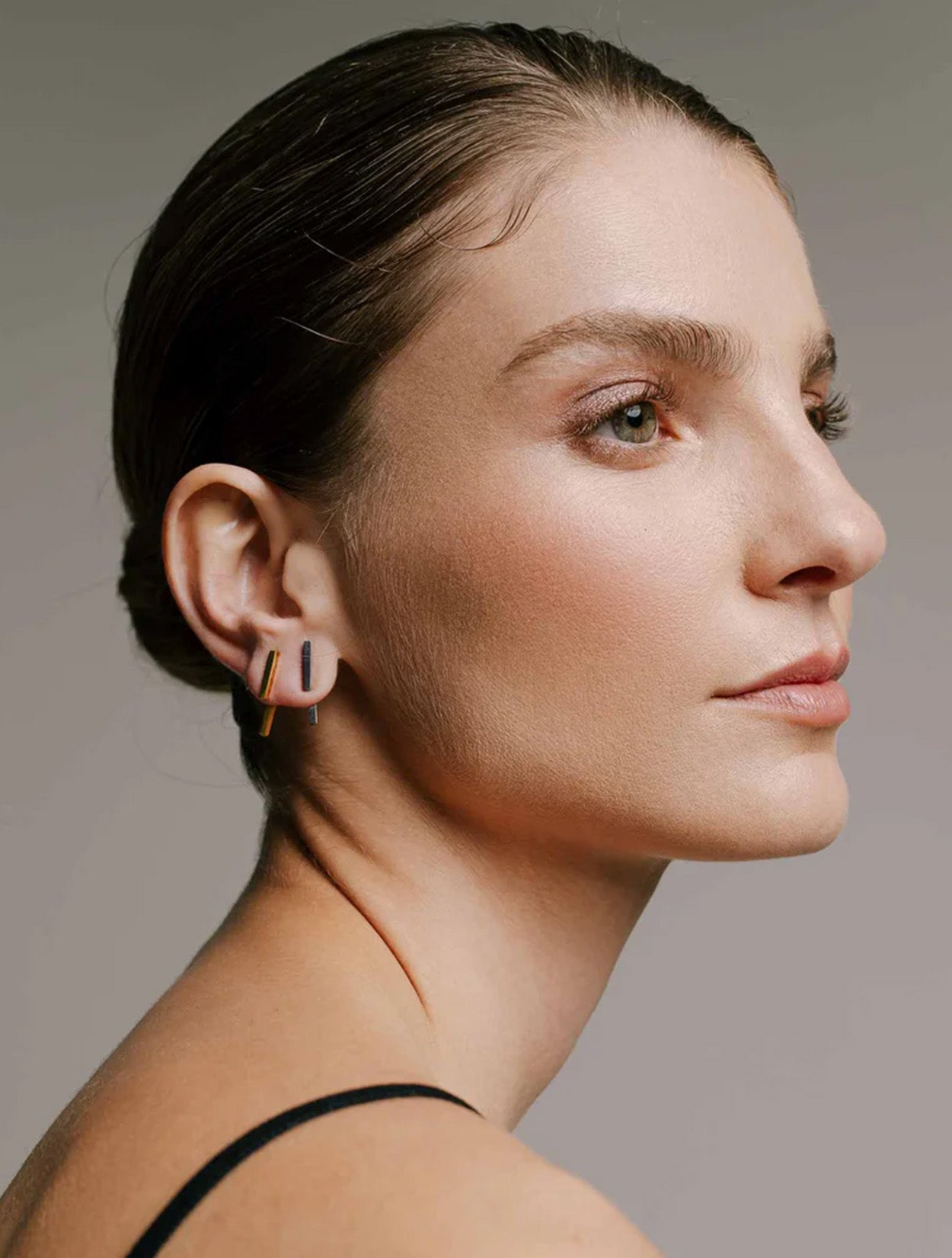 Aretes cortos Bastoni Mini plateados con baño de plata y diseño lineal para mujer – Sofía Llanos | Casa Precis, Concept Store. Segundo plano.