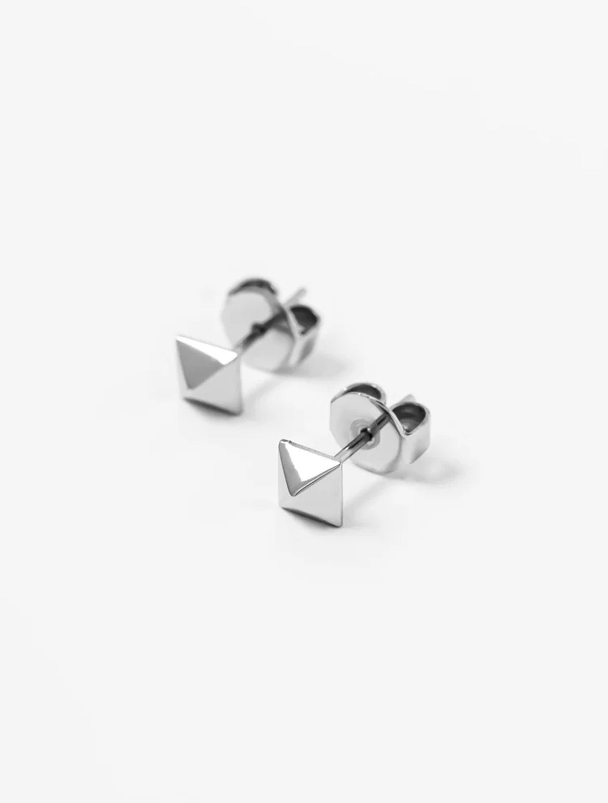 Aretes tipo topo Kopik Mini plateados con baño de plata y diseño circular orgánico para mujer – Sofía Llanos | Casa Precis, Concept Store. Primer plano.