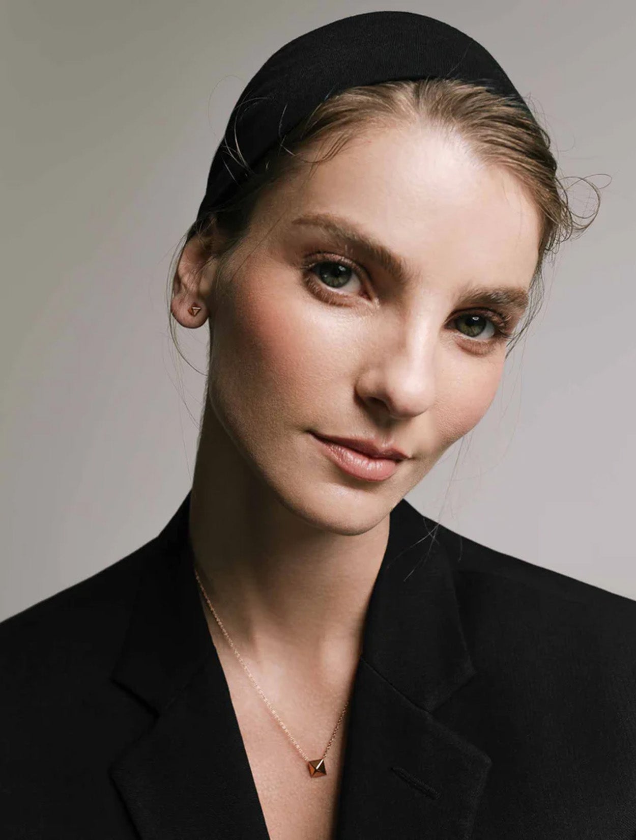Aretes tipo topo Kopik Mini plateados con baño de plata y diseño circular orgánico para mujer – Sofía Llanos | Casa Precis, Concept Store. Segundo plano.