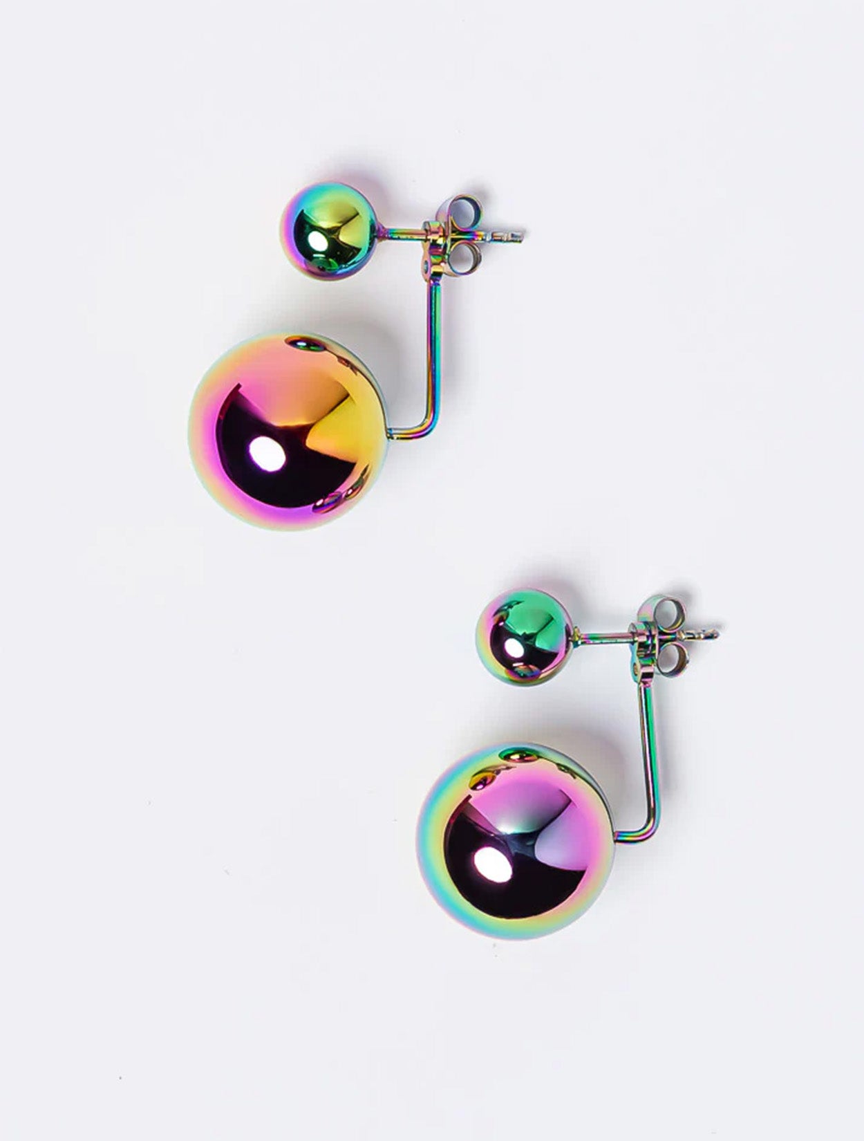 Aretes maxi Saka en acrílico holográfico con baño de oro para mujer – Sofía Llanos | Casa Precis, Concept Store. Primer plano.