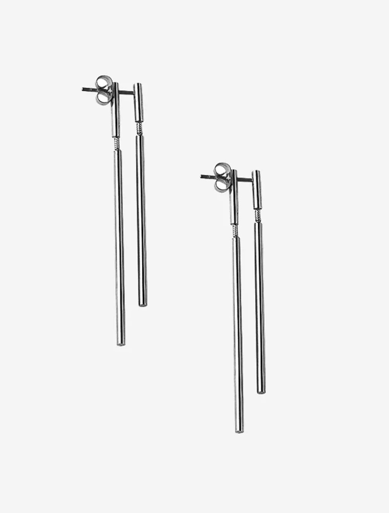 Aretes Ravdo plateados con baño de plata y diseño orgánico para mujer – Sofía Llanos | Casa Precis, Concept Store. Primer plano.