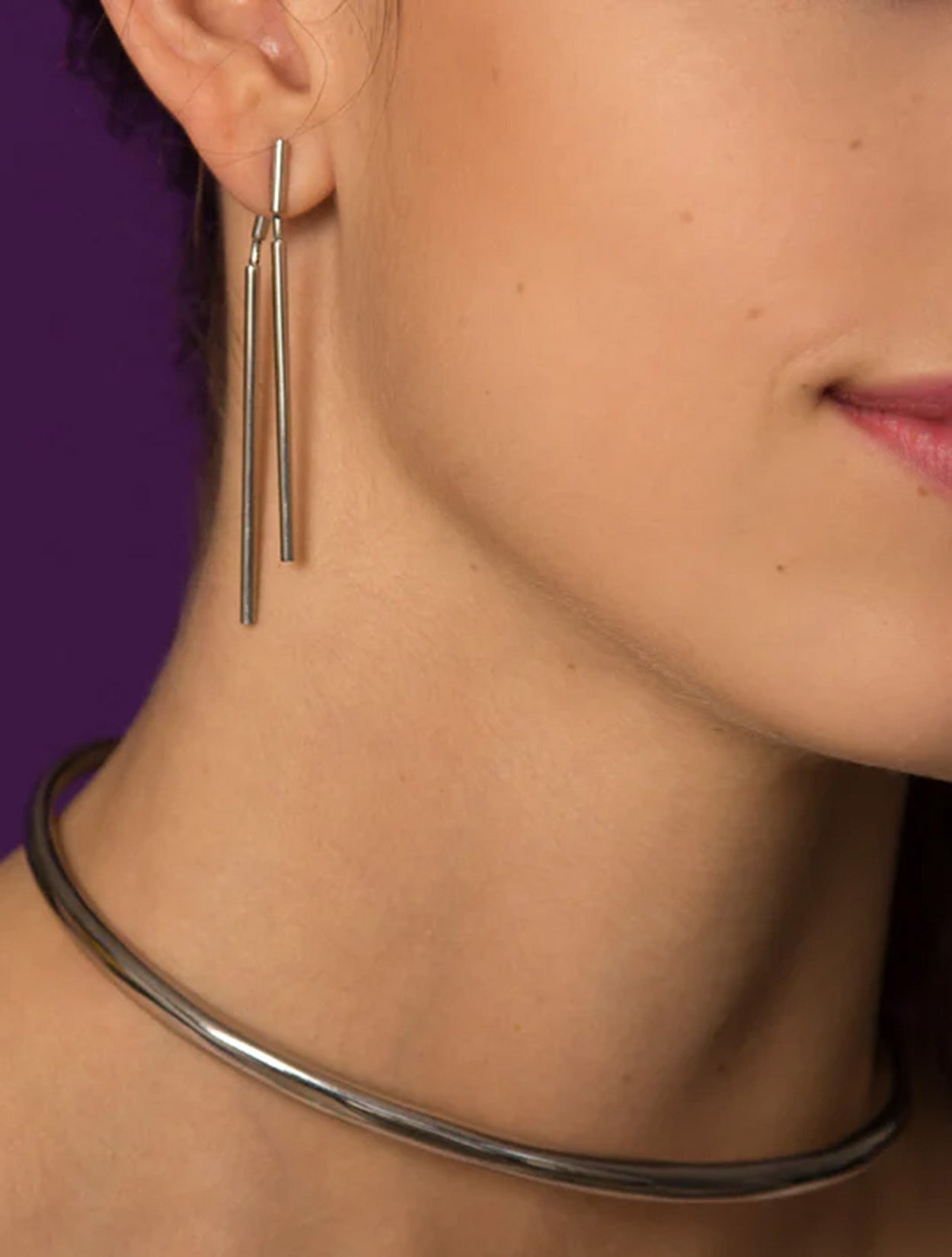 Aretes Ravdo plateados con baño de plata y diseño orgánico para mujer – Sofía Llanos | Casa Precis, Concept Store. Segundo plano.