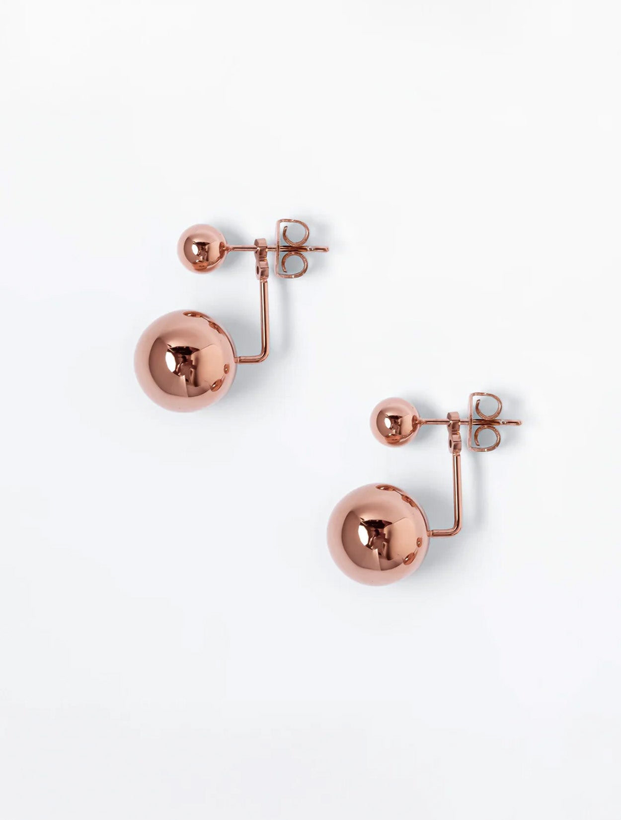 Aretes largos Saka en acrílico rosado traslúcido con diseño orgánico y fluido para mujer – Sofía Llanos | Casa Precis, Concept Store. Primer plano.