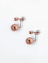 Aretes largos Saka en acrílico rosado traslúcido con diseño orgánico y fluido para mujer – Sofía Llanos | Casa Precis, Concept Store. Primer plano.