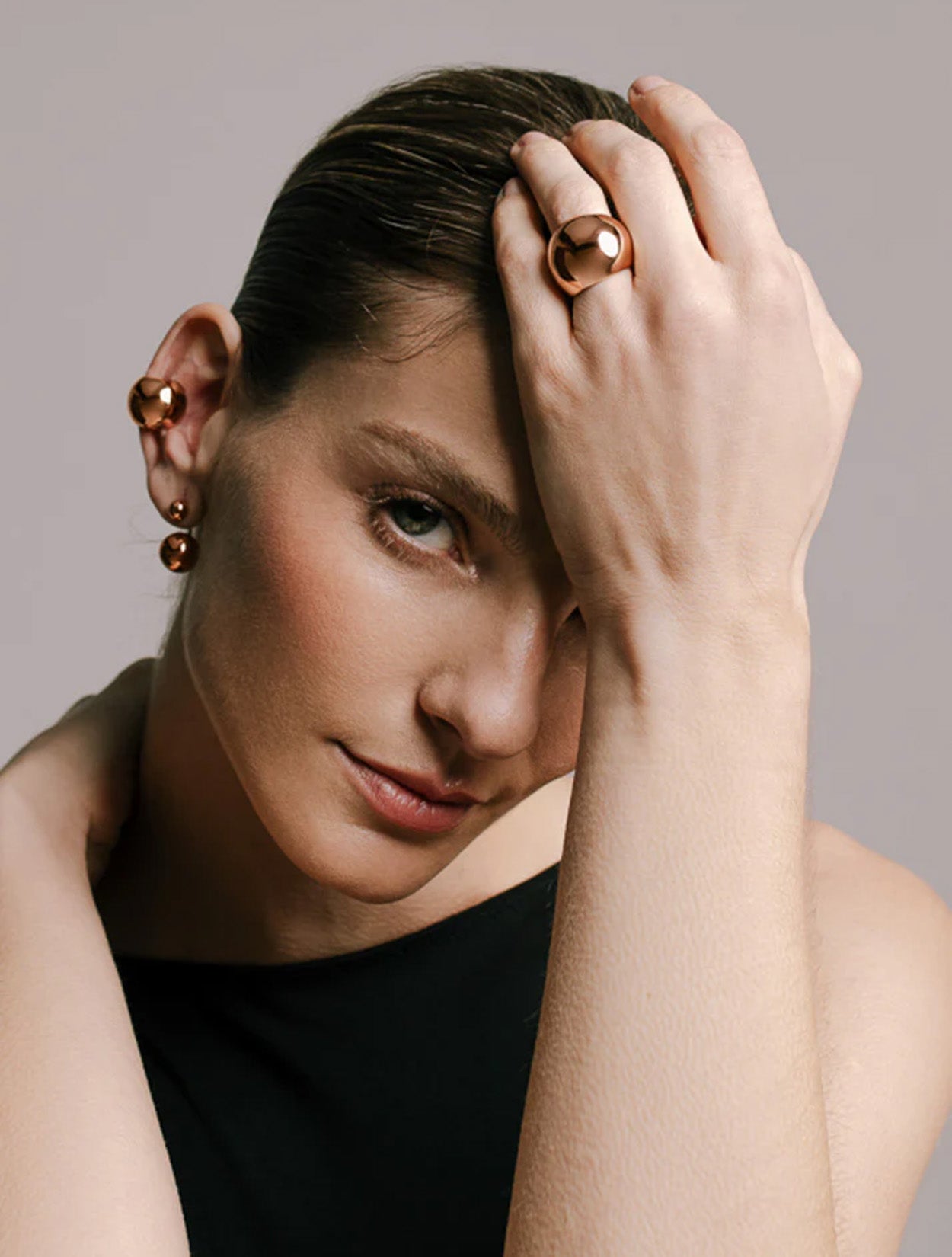 Aretes largos Saka en acrílico rosado traslúcido con diseño orgánico y fluido para mujer – Sofía Llanos | Casa Precis, Concept Store. Segundo plano.