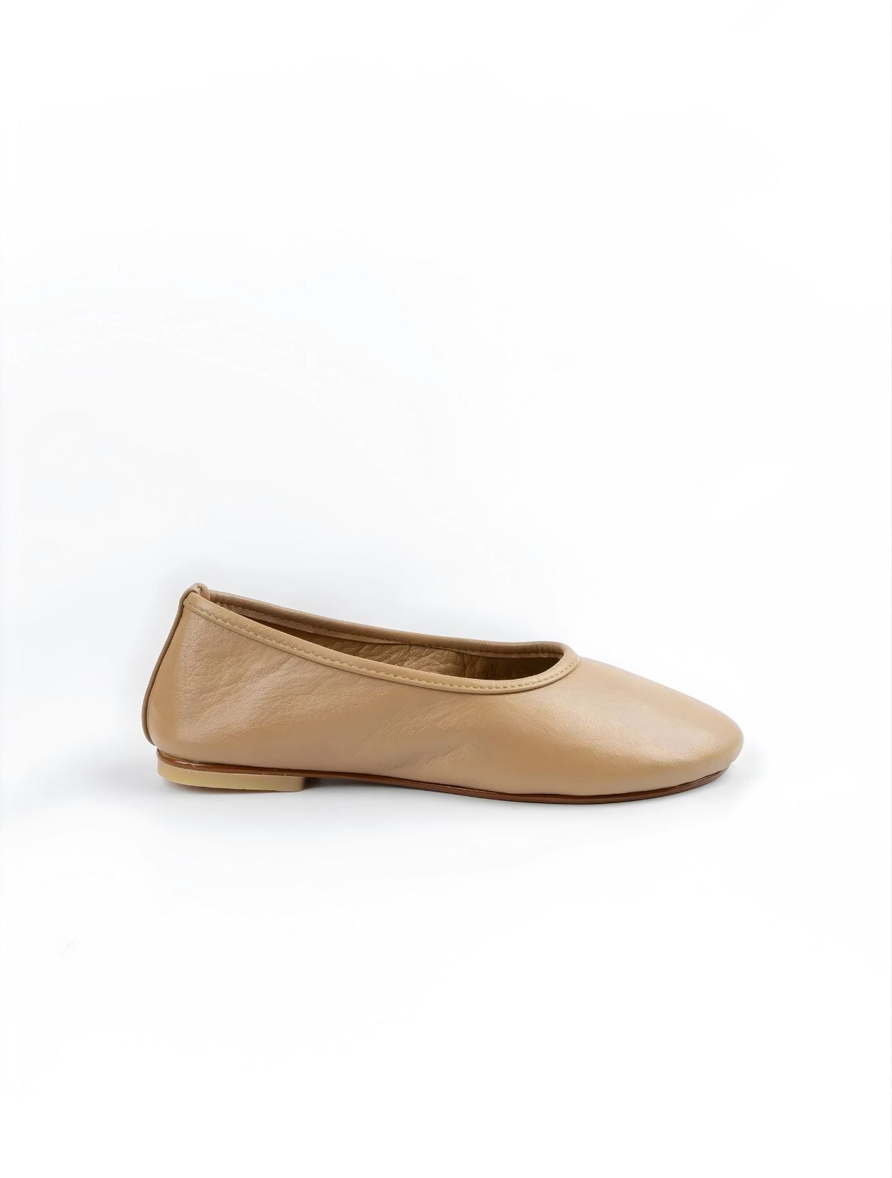 Balerina Clásica de Javier Jiménez en cuero color arena con diseño minimalista y suela flexible – Calzado colombiano de lujo | Casa Precis, Concept Store