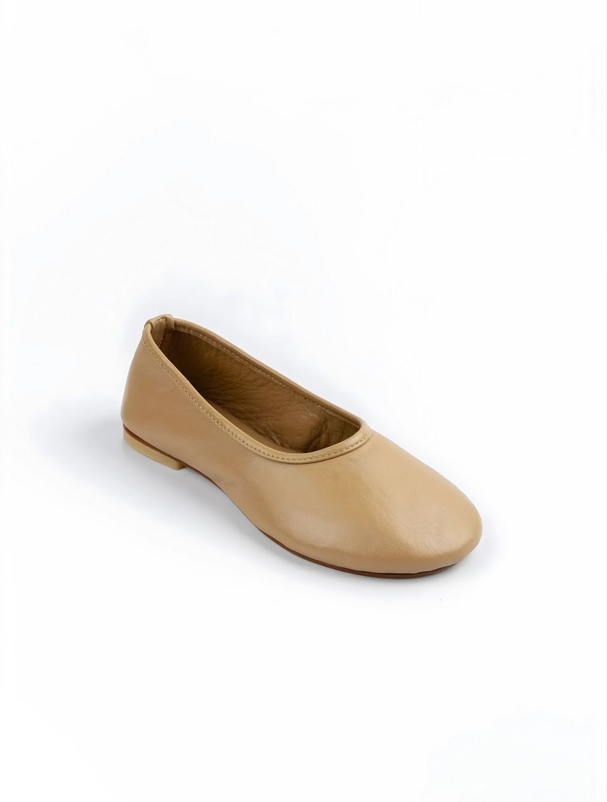 Balerina Clásica de Javier Jiménez en cuero color arena con diseño minimalista y suela flexible – Calzado colombiano de lujo | Casa Precis, Concept Store