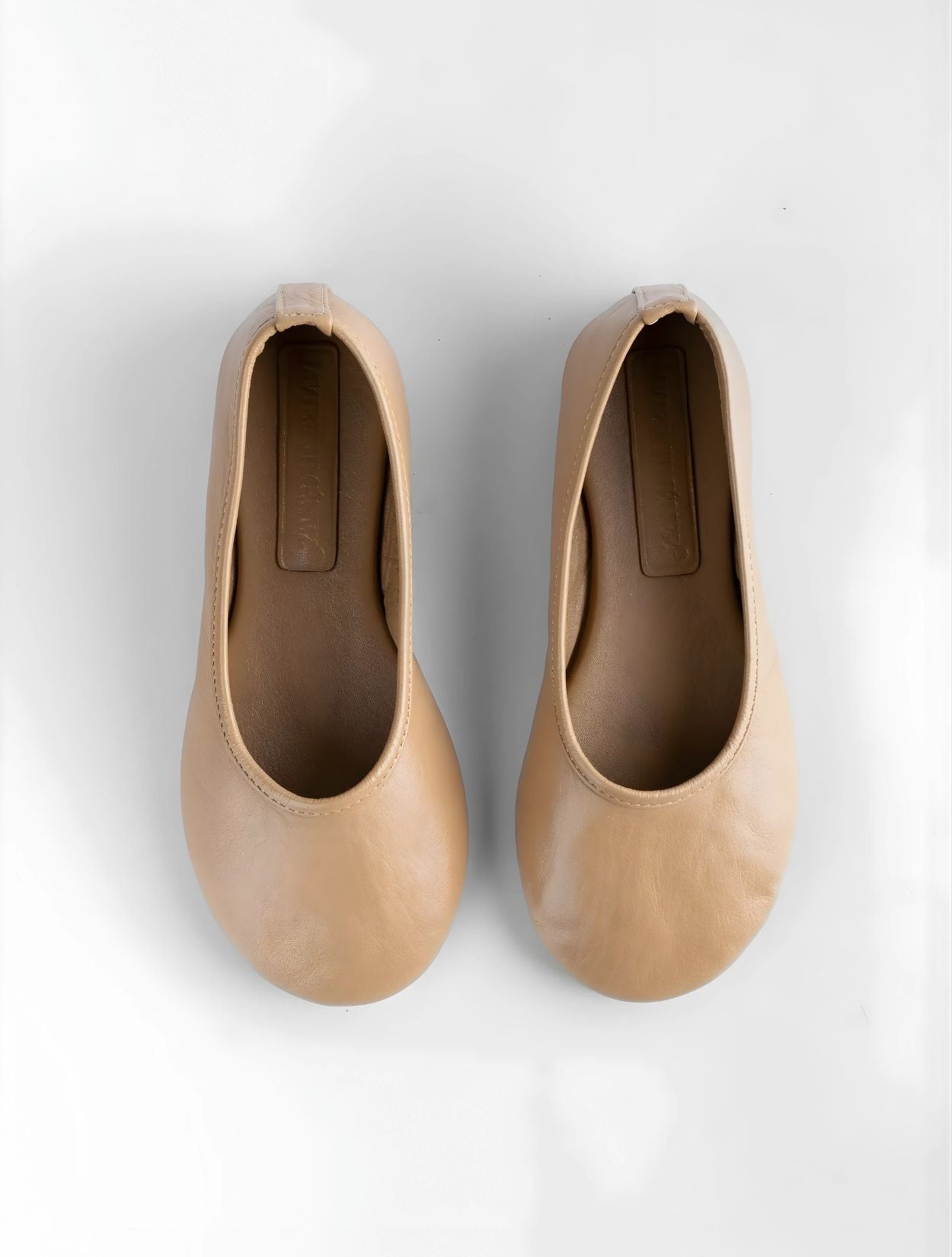 Balerina Clásica de Javier Jiménez en cuero color arena con diseño minimalista y suela flexible – Calzado colombiano de lujo | Casa Precis, Concept Store