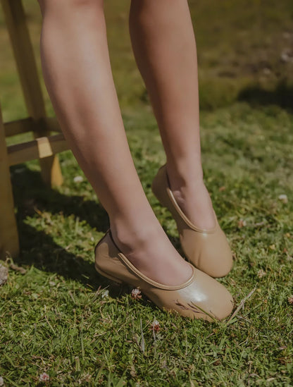 Balerina Clásica de Javier Jiménez en cuero color arena con diseño minimalista y suela flexible – Calzado colombiano de lujo | Casa Precis, Concept Store