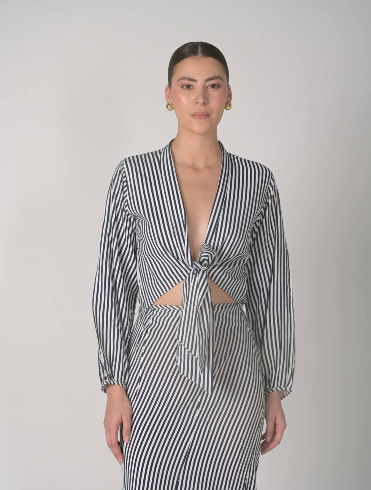 Blusa Sea de la marca Mawina con silueta fluida y diseño artesanal inspirada en el mar – Moda colombiana de lujo consciente | Casa Precis, Concept Store