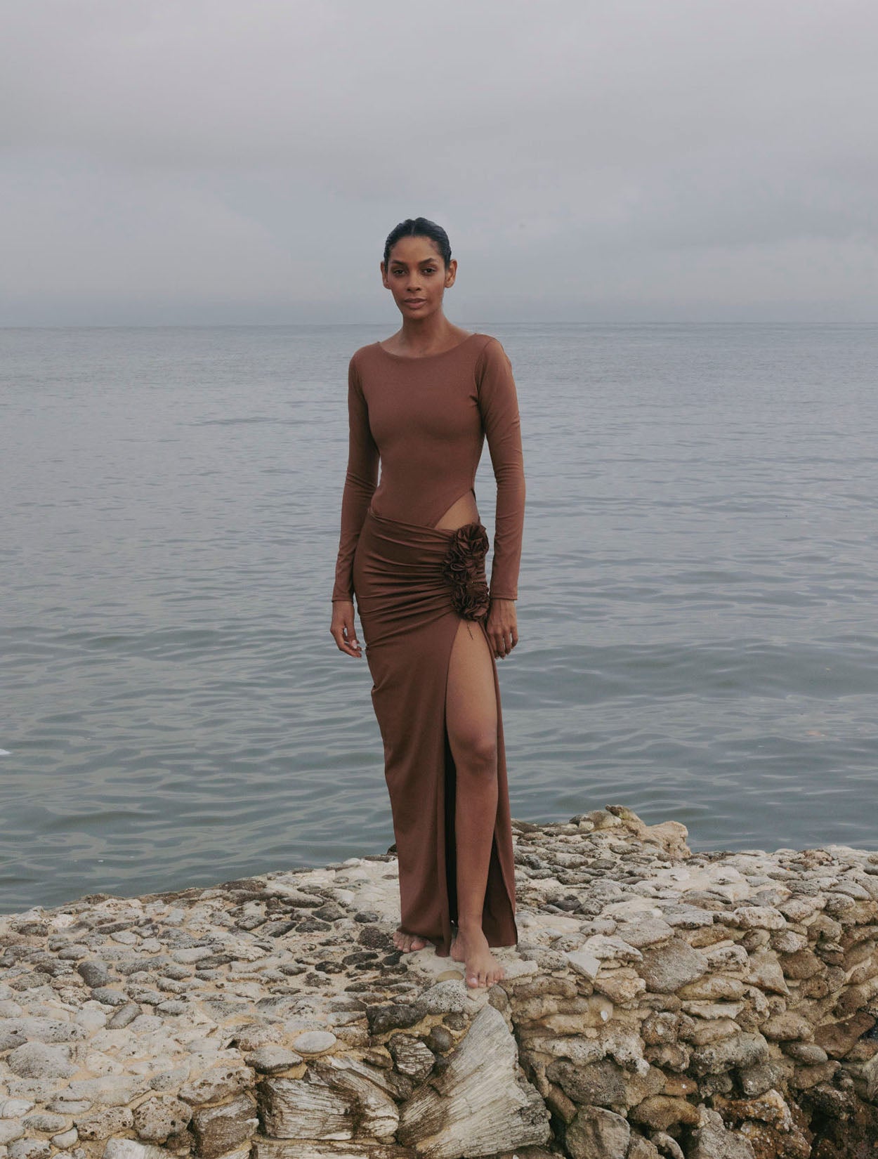 Body Antares de Santo Azul en color brown con silueta ajustada y diseño minimalista para mujer – Moda colombiana de lujo esencial | Casa Precis, Concept Store
