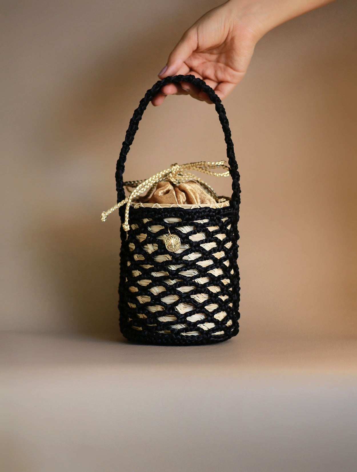 Bolso Palma Bag totalmente artesanal de la marca Artea con fibra de palma y red negra – Moda colombiana de lujo consciente y diseño de autor | Casa Precis, Concept Store