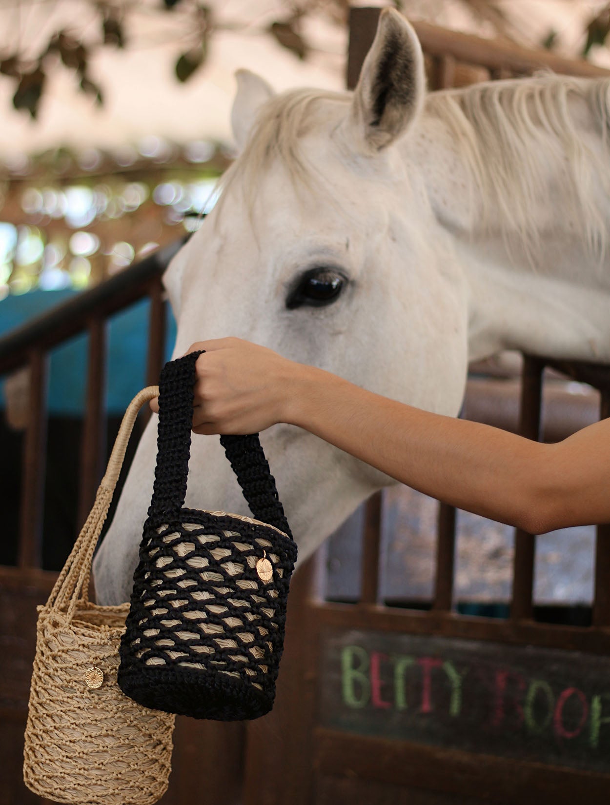Bolso Palma Bag totalmente artesanal de la marca Artea con fibra de palma y red negra – Moda colombiana de lujo consciente y diseño de autor | Casa Precis, Concept Store