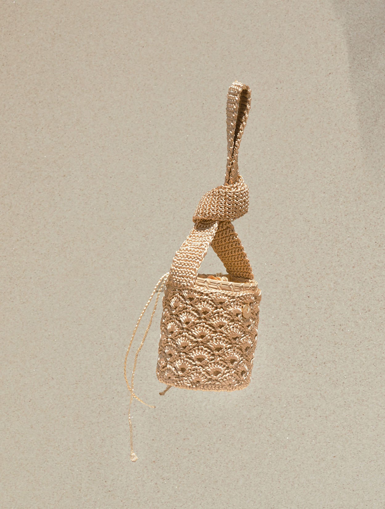 Bolso artesanal Artea tejido en punto calado disponible en color ocré – Moda colombiana de lujo tejido y diseño de autor | Casa Precis, Concept Store