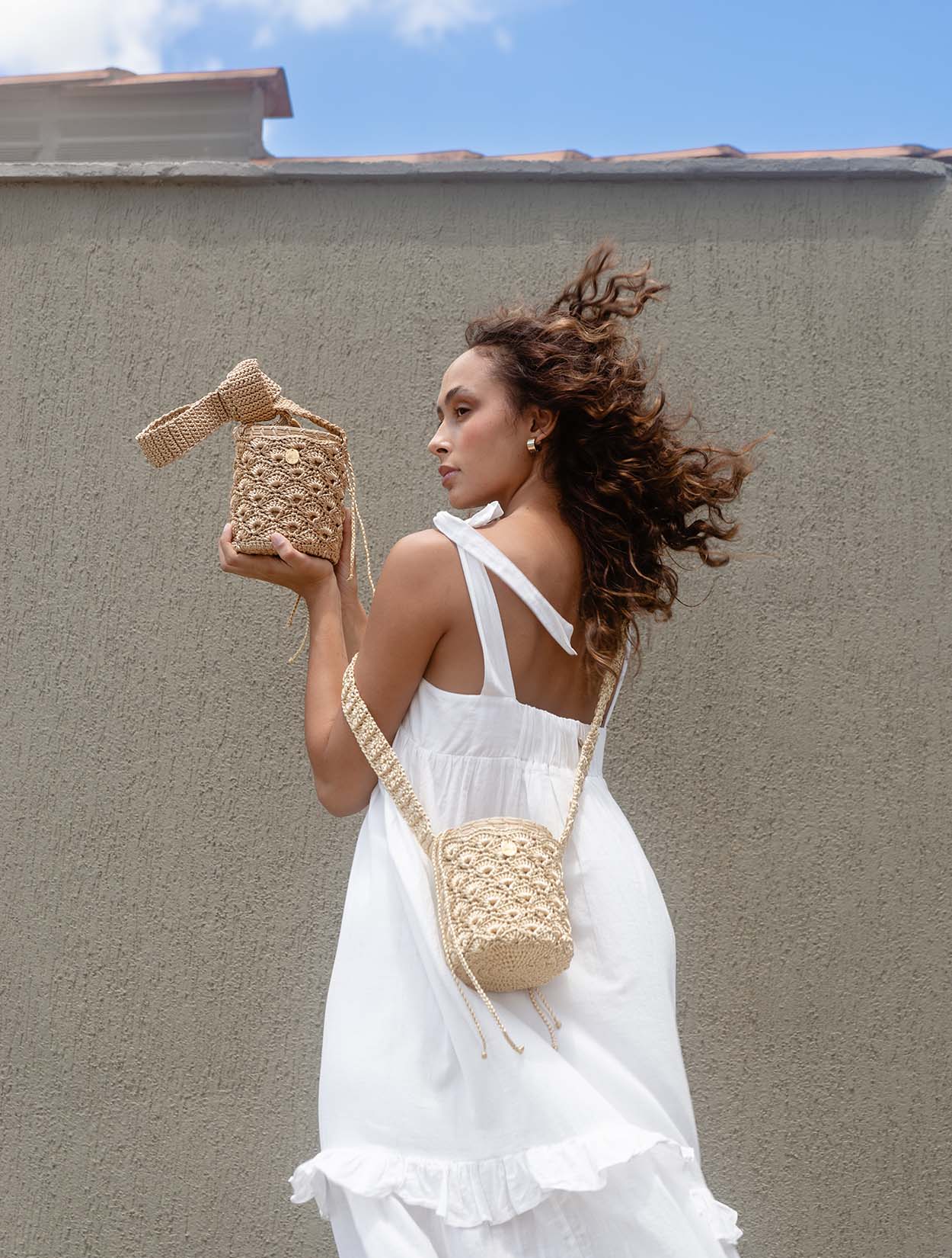Bolso artesanal Artea tejido en punto calado disponible en color ocré – Moda colombiana de lujo tejido y diseño de autor | Casa Precis, Concept Store