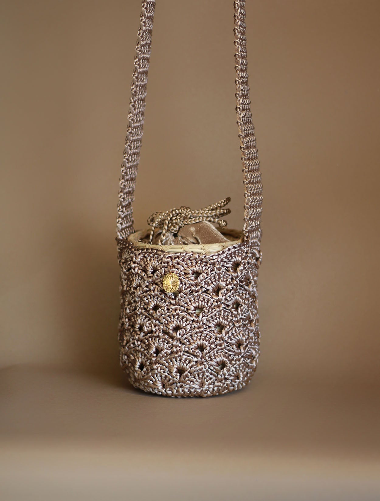 Bolso artesanal Artea tejido en punto calado disponible en color taupe – Moda colombiana de lujo tejido y diseño de autor | Casa Precis, Concept Store