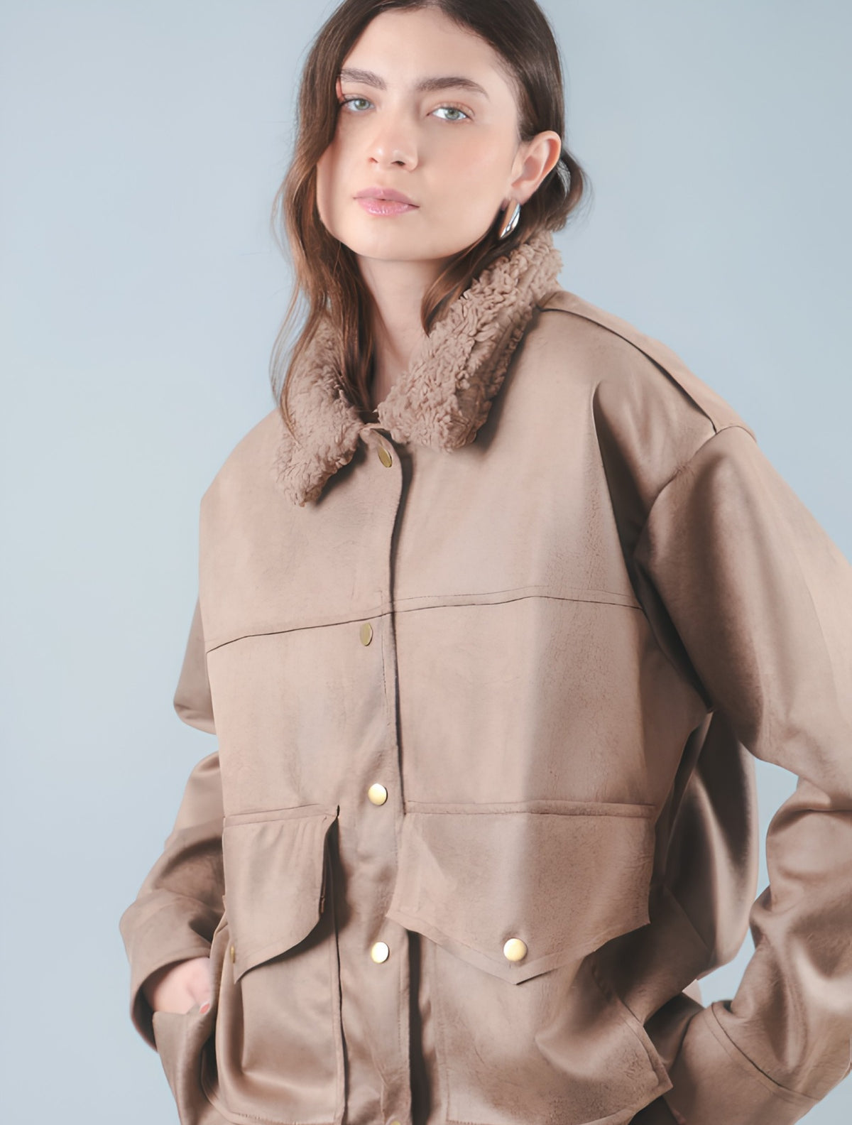 Chaqueta clásica tipo gamuza | Cuello ovejero y bolsillos amplios