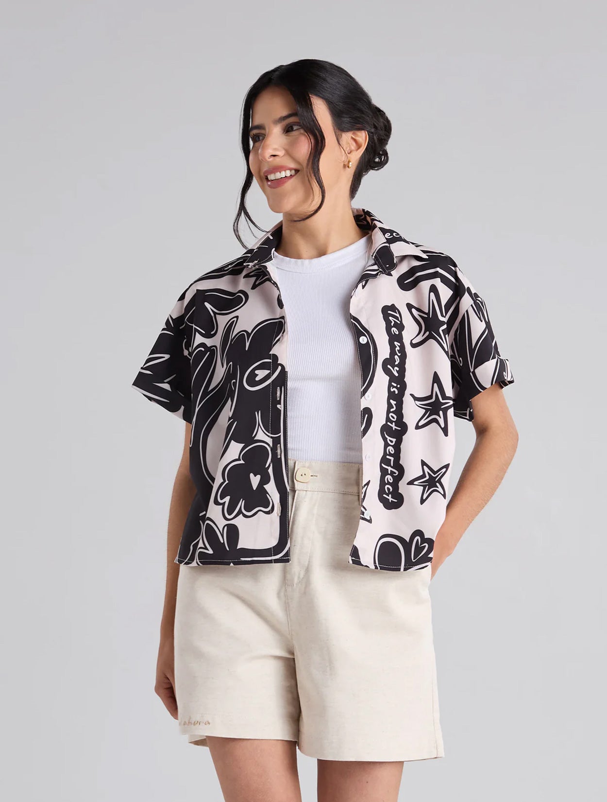 Camisa de lino color arena con bordados lineales de la marca colombiana Juliana Sanchez, disponible en Casa Precis.