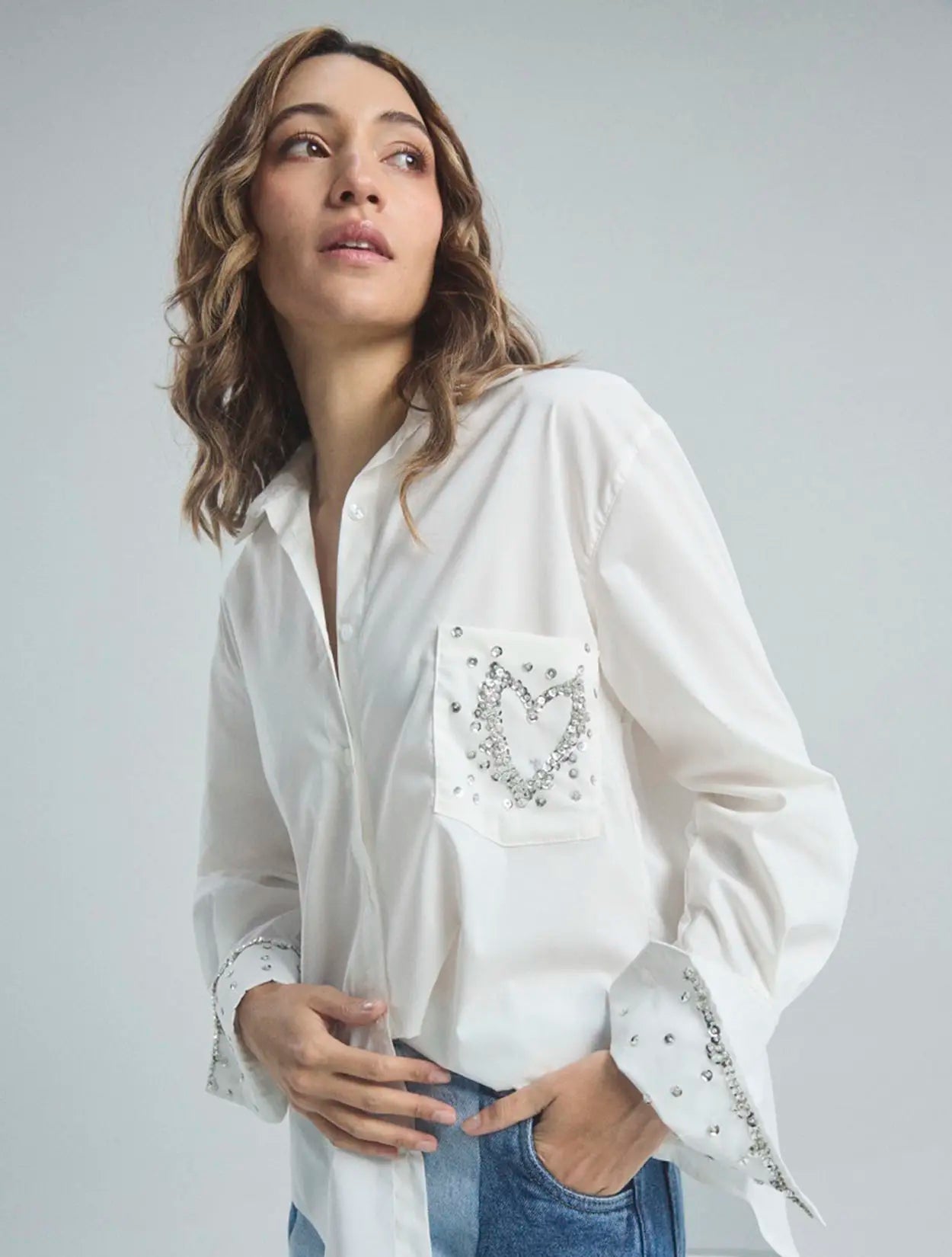 Camisa en algodón blanca con bordado corazón en pedrería para mujer – Juliana Sanchez | Casa Precis, Concept Store