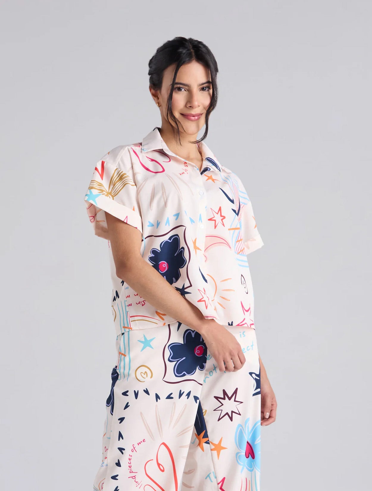 Camisa en algodón marfil con bordado Happy Life para mujer – Juliana Sanchez | Casa Precis, Concept Store. Primer plano.