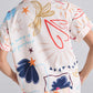 Camisa en algodón marfil con bordado Happy Life para mujer – Juliana Sanchez | Casa Precis, Concept Store. Tercer plano.