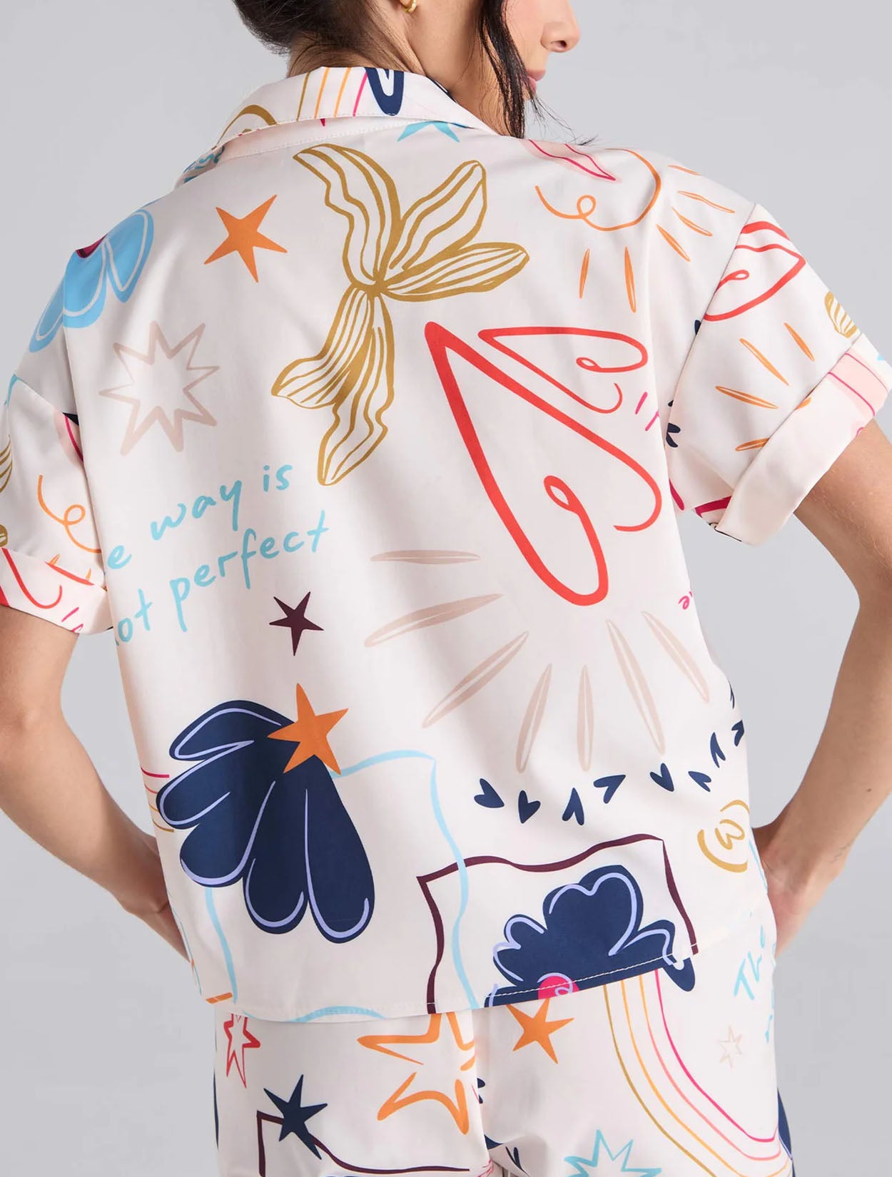 Camisa en algodón marfil con bordado Happy Life para mujer – Juliana Sanchez | Casa Precis, Concept Store. Tercer plano.