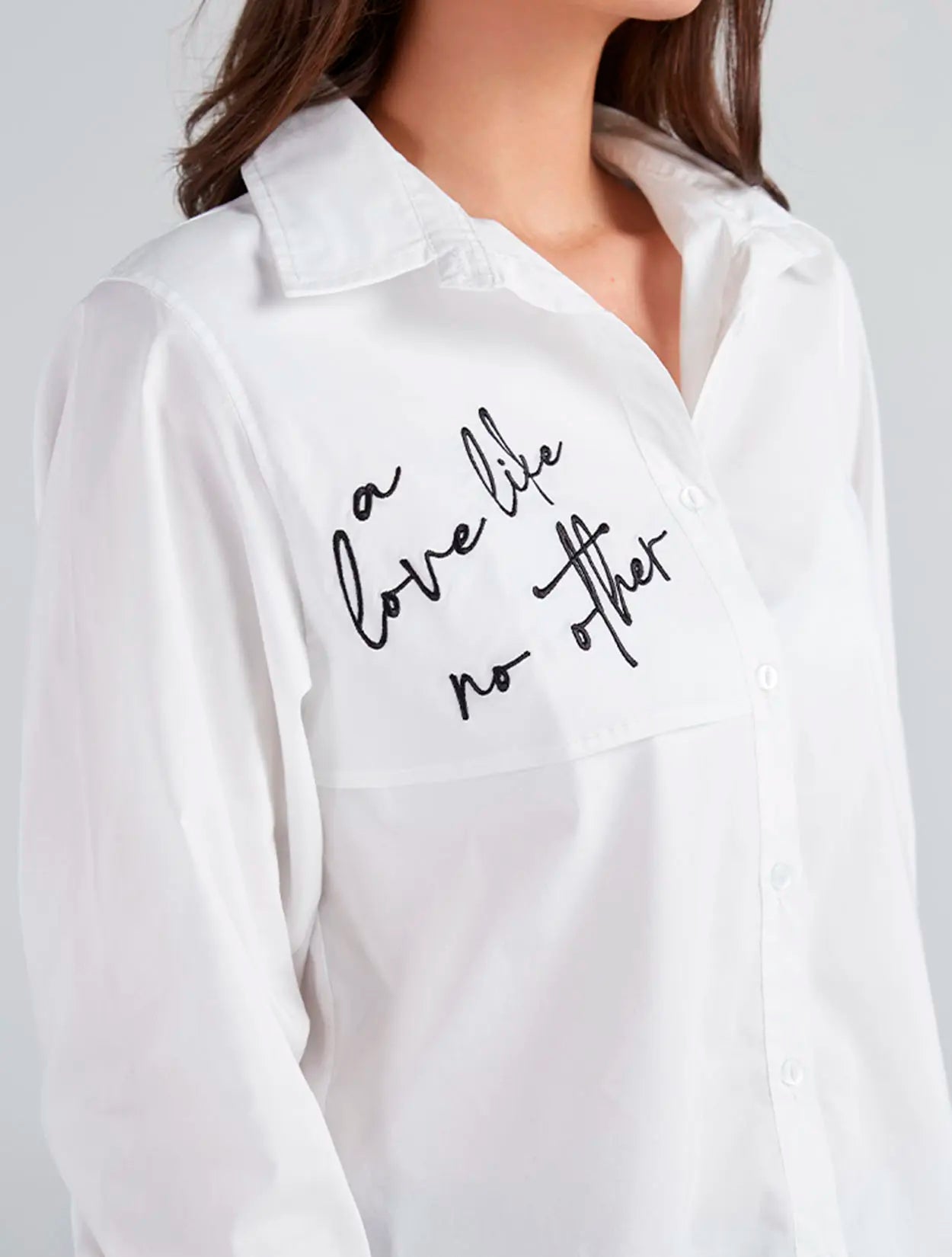 Camisa en algodón blanca con bordado Like No Other para mujer – Juliana Sanchez | Casa Precis, Concept Store, Segundo plano.