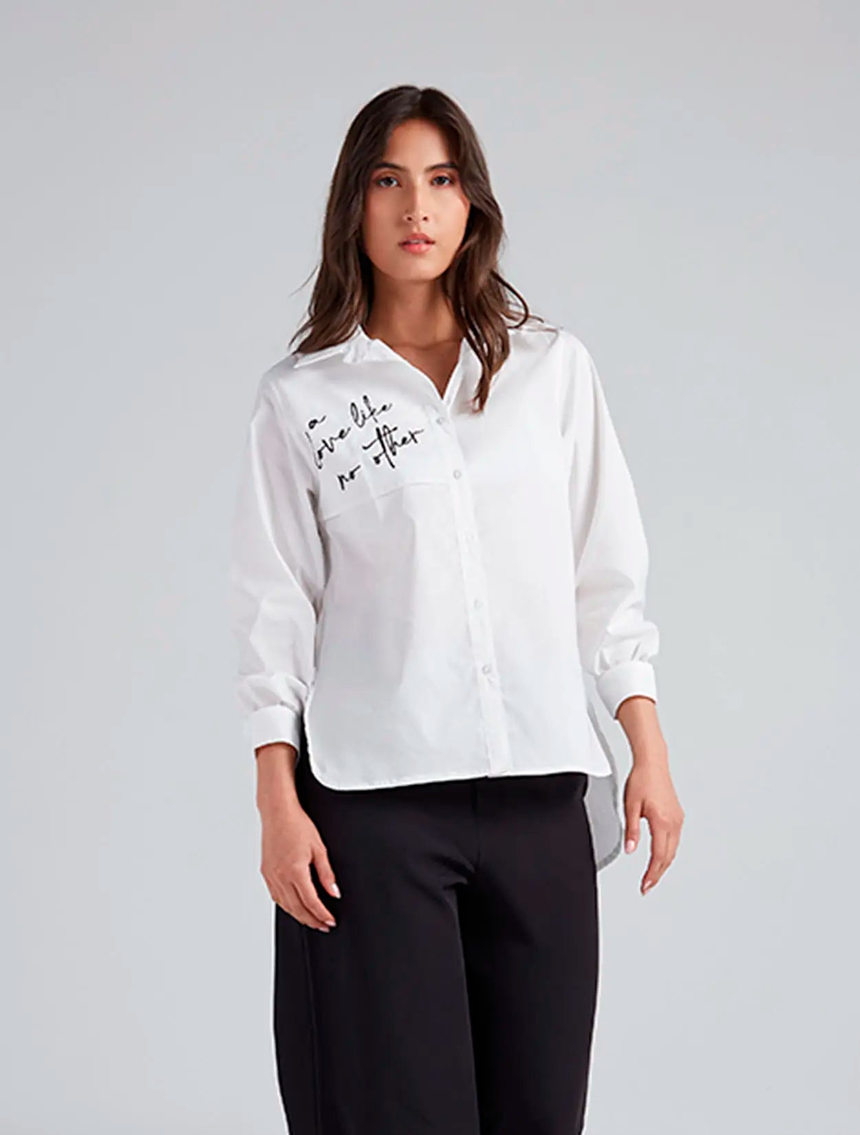 Camisa en algodón blanca con bordado Like No Other para mujer – Juliana Sanchez | Casa Precis, Concept Store. Primer plano.