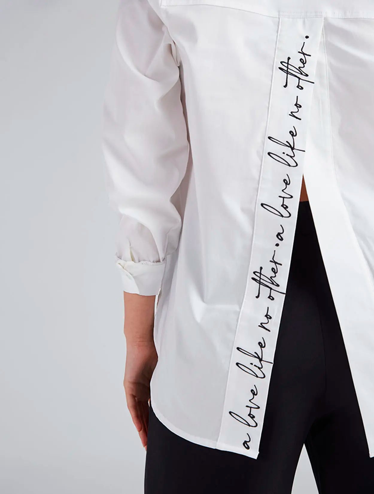 Camisa en algodón blanca con bordado Like No Other para mujer – Juliana Sanchez | Casa Precis, Concept Store. Tercer plano.