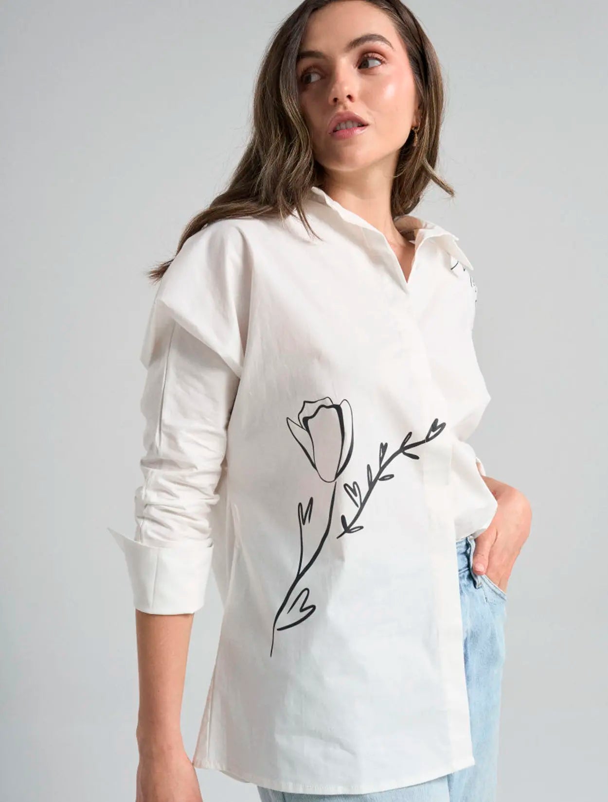 Camisa en algodón marfil con bordado More Peace para mujer – Juliana Sanchez | Casa Precis, Concept Store. Primer plano.