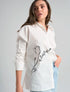 Camisa en algodón marfil con bordado More Peace para mujer – Juliana Sanchez | Casa Precis, Concept Store. Primer plano.