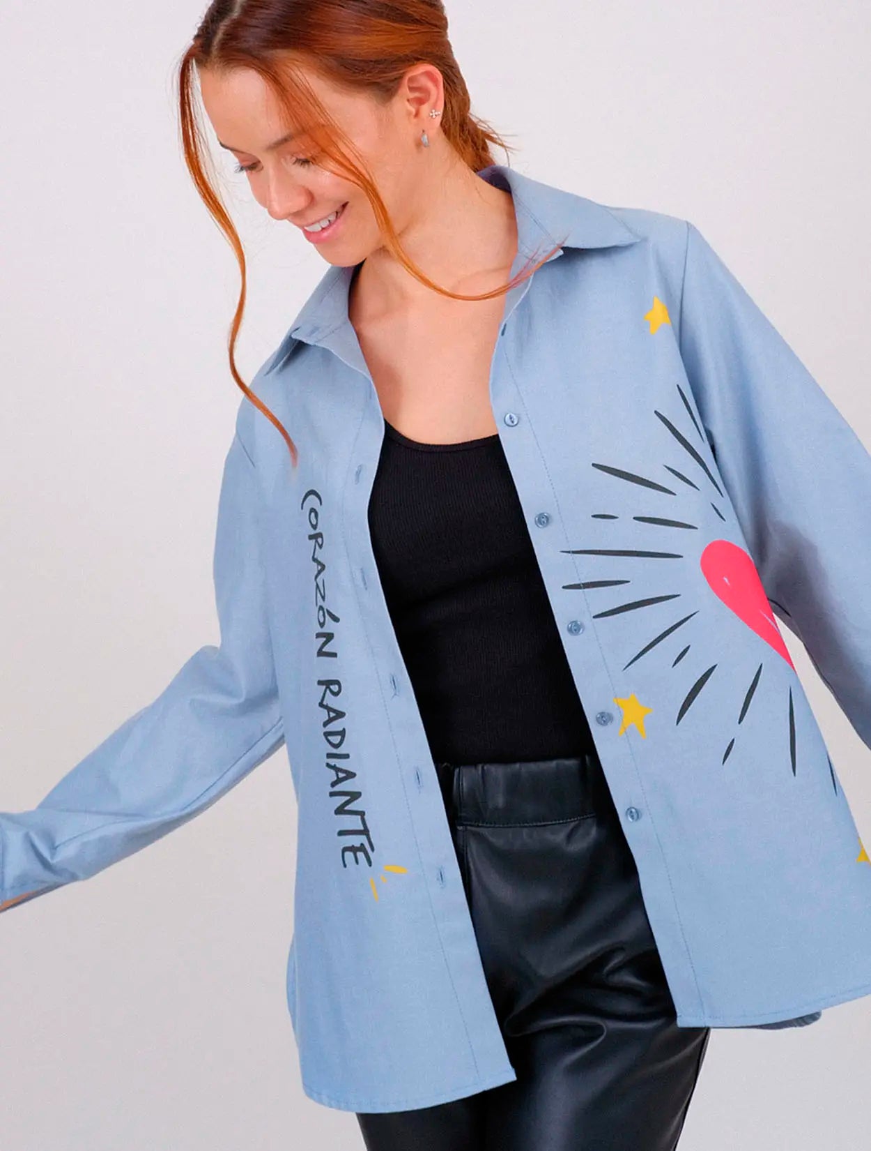Camisa en algodón azul claro con bordado corazón y estrellas "Corazón Radiante" para mujer – Juliana Sanchez | Casa Precis, Concept Store. Primer plano.
