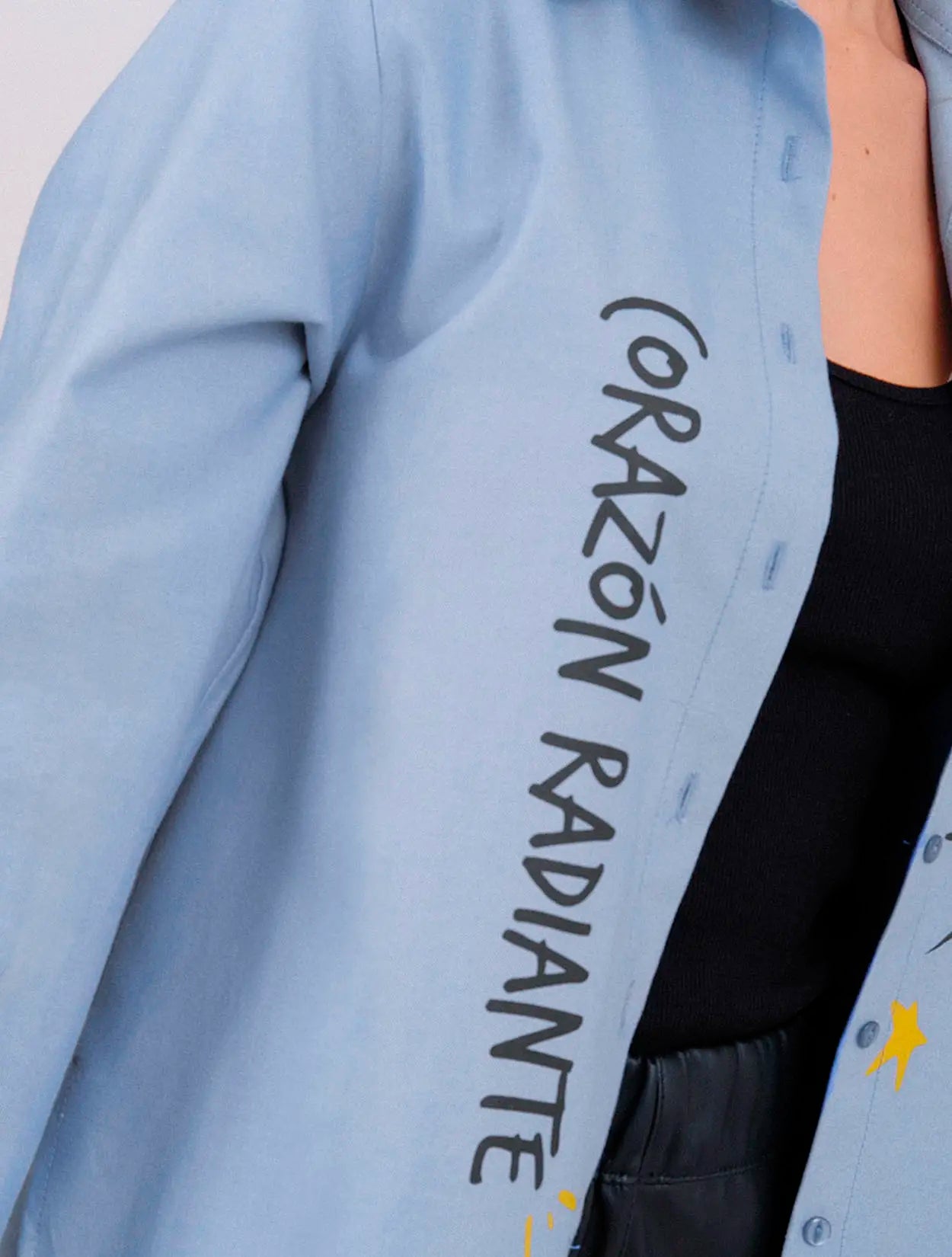 Camisa en algodón azul claro con bordado corazón y estrellas "Corazón Radiante" para mujer – Juliana Sanchez | Casa Precis, Concept Store. Segundo plano.