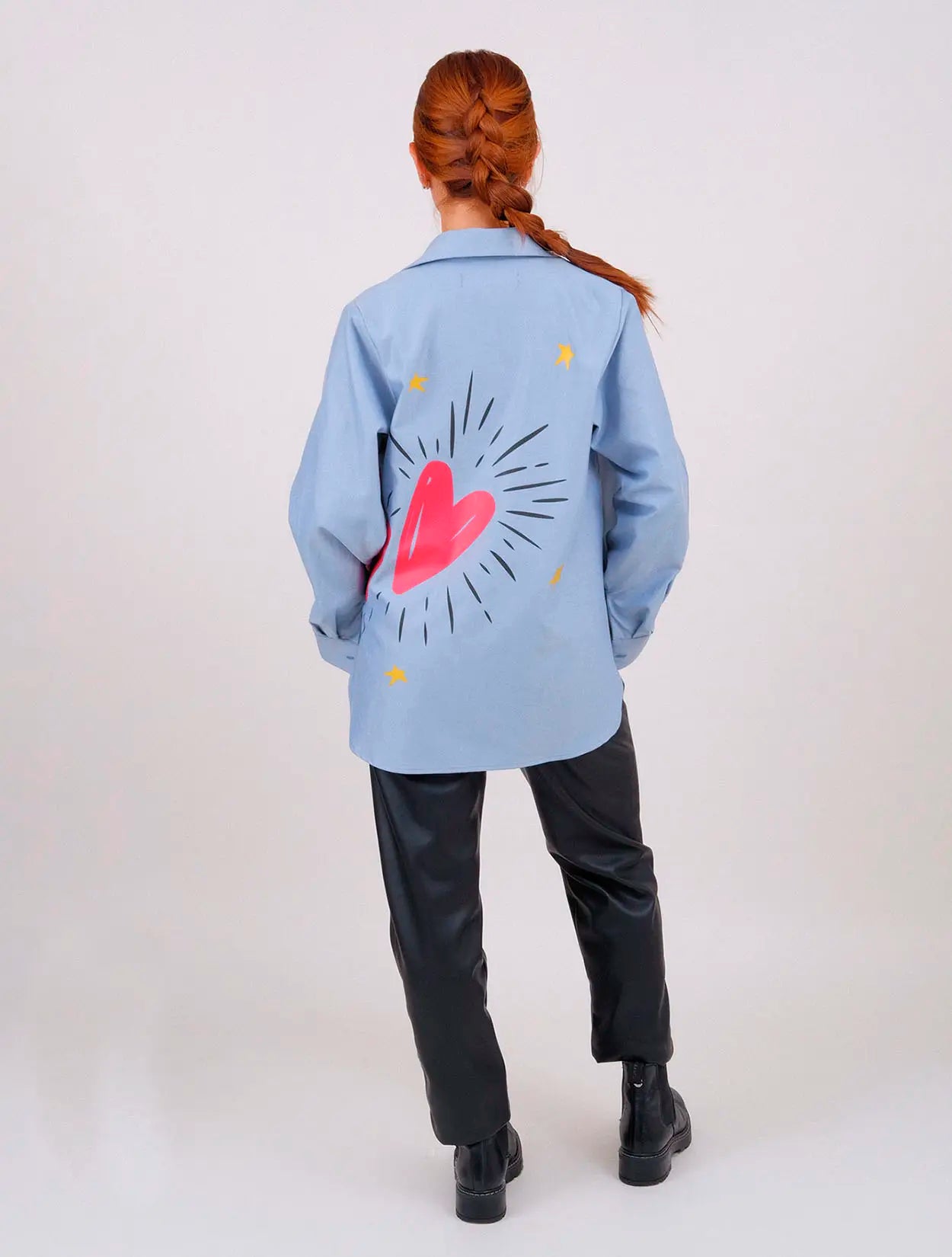 Camisa en algodón azul claro con bordado corazón y estrellas "Corazón Radiante" para mujer – Juliana Sanchez | Casa Precis, Concept Store. Tercer plano.