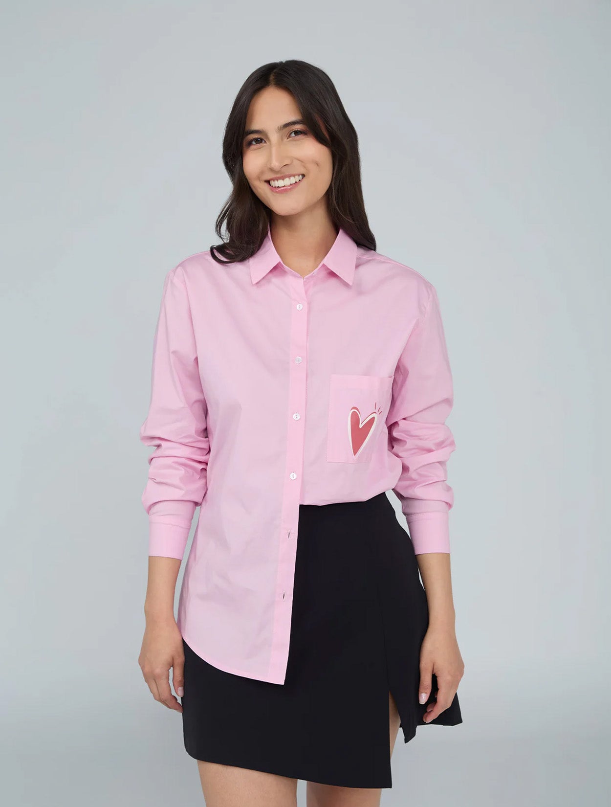 Camisa en algodón rosado con bordado Siempre en Pie para mujer – Juliana Sanchez | Casa Precis, Concept Store. Primer plano.