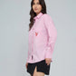 Camisa en algodón rosado con bordado Siempre en Pie para mujer – Juliana Sanchez | Casa Precis, Concept Store. Segundo plano.