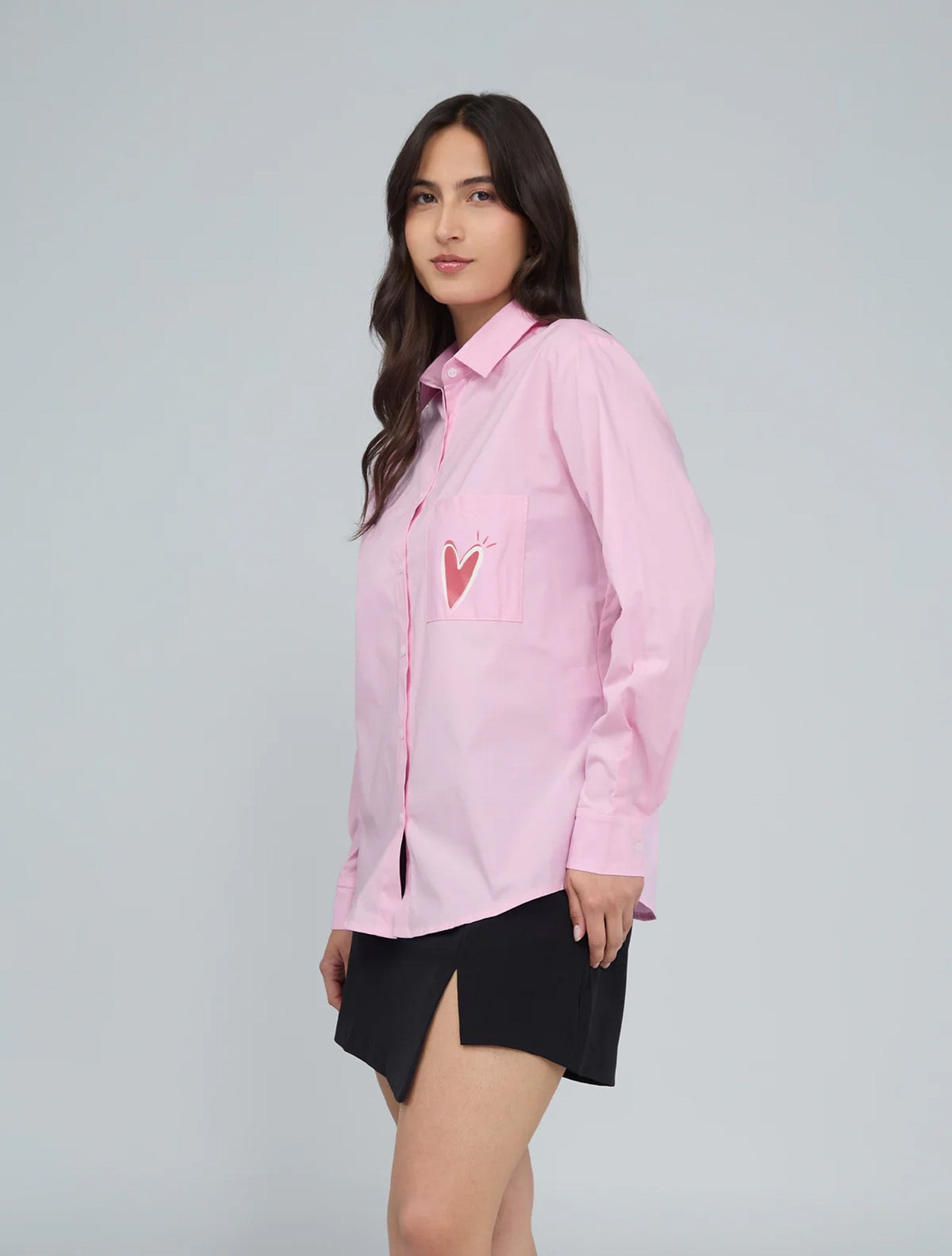 Camisa en algodón rosado con bordado Siempre en Pie para mujer – Juliana Sanchez | Casa Precis, Concept Store. Segundo plano.