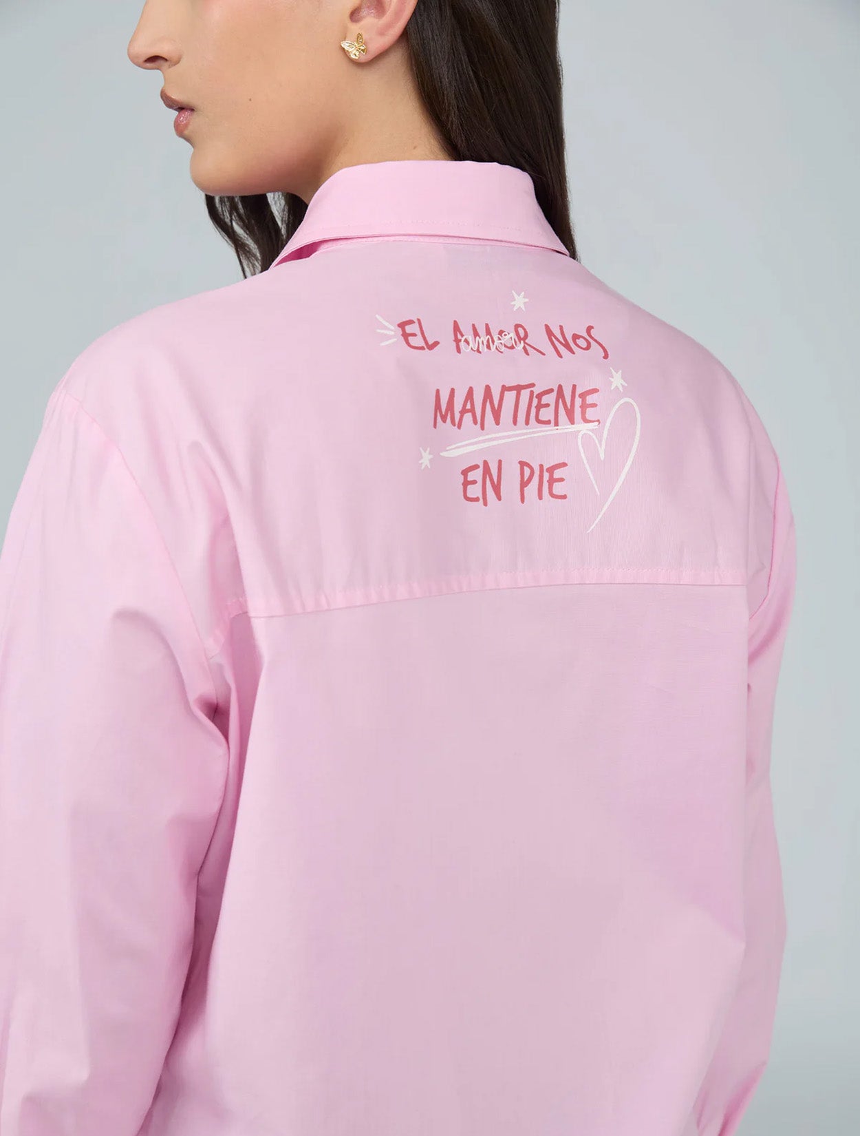 Camisa en algodón rosado con bordado Siempre en Pie para mujer – Juliana Sanchez | Casa Precis, Concept Store. Tercer plano.
