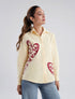Camisa en algodón amarillo con bordado Soy para mujer – Juliana Sanchez | Casa Precis, Concept Store. Primer plano.