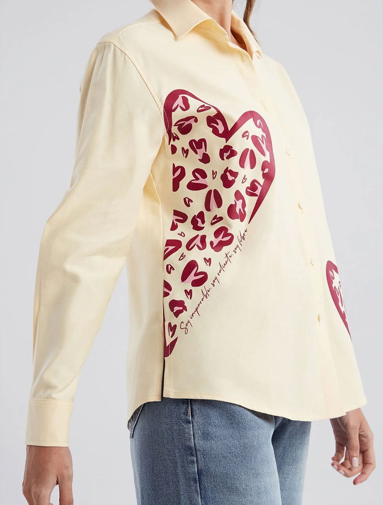 Camisa en algodón amarillo con bordado Soy para mujer – Juliana Sanchez | Casa Precis, Concept Store. Segundo plano.