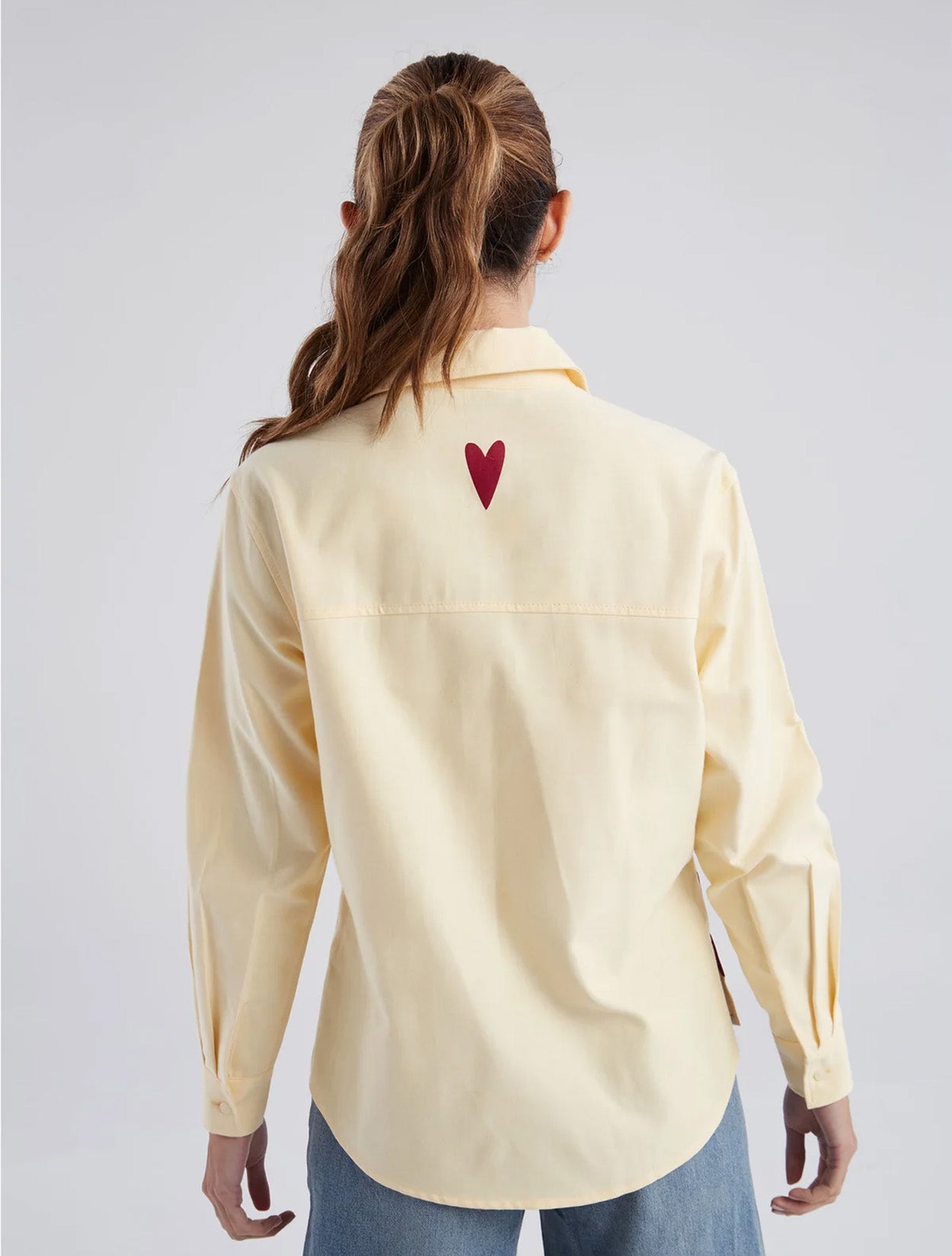 Camisa en algodón amarillo con bordado Soy para mujer – Juliana Sanchez | Casa Precis, Concept Store. Tercer plano.