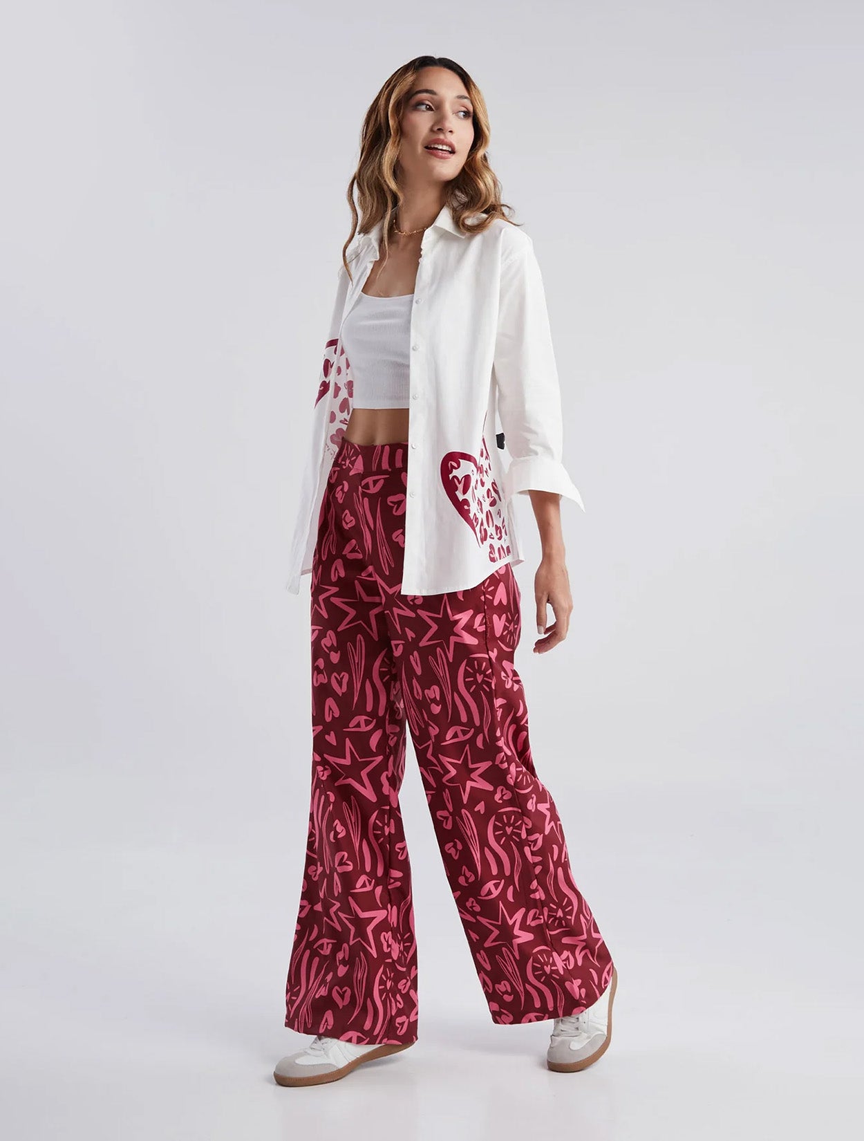 Camisa en algodón blanca con bordado Soy para mujer – Juliana Sanchez | Casa Precis, Concept Store. Primer plano.