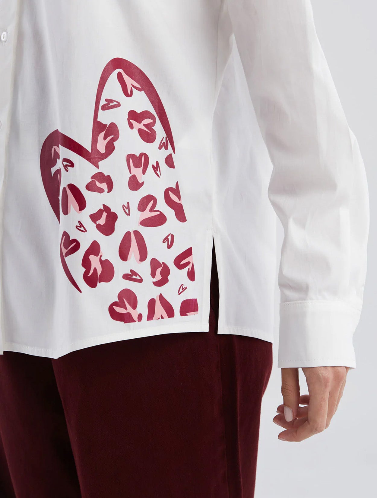 Camisa en algodón blanca con bordado Soy para mujer – Juliana Sanchez | Casa Precis, Concept Store. Segundo plano.