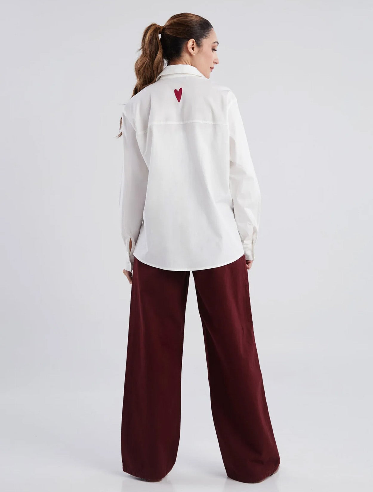 Camisa en algodón blanca con bordado Soy para mujer – Juliana Sanchez | Casa Precis, Concept Store. Tercer plano.